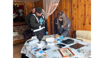 Викрали понад 500 тисяч гривень у пенсіонерів: поліція Чернігівщини затримала підозрюваних Викрали понад 500 тисяч гривень у пенсіонерів: поліція Чернігівщини затримала підозрюваних