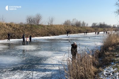 "Такої зими в нас давно не було": як озеро в Ізмаїлі перетворилося на льодову ковзанку "Такої зими в нас давно не було": як озеро в Ізмаїлі перетворилося на льодову ковзанку