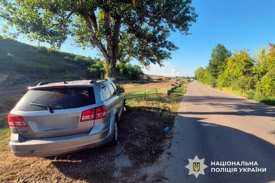 У Полтаві автівка врізалася в дерево: постраждали троє людей У Полтаві автівка врізалася в дерево: постраждали троє людей
