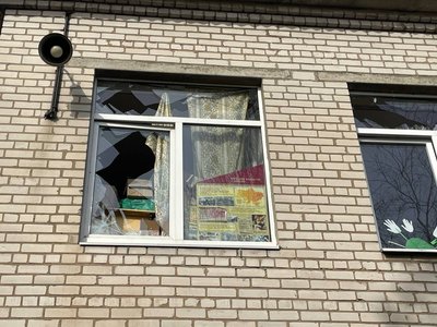 У Дніпрі через атаку дронами вибиті майже всі вікна школи, учнів перевели на дистанційне навчання У Дніпрі через атаку дронами вибиті майже всі вікна школи, учнів перевели на дистанційне навчання