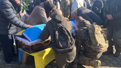 "Був майстром на всі руки": на Рівненщині попрощалися із солдатом Михайлом Климюком "Був майстром на всі руки": на Рівненщині попрощалися із солдатом Михайлом Климюком