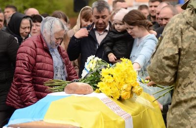 У Рівному попрощалися із військовим Ігорем Люшиною У Рівному попрощалися із військовим Ігорем Люшиною