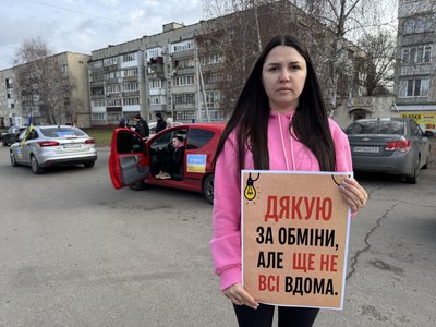 "Перед обміном нас перестали бити", — учасник автопробігу на підтримку полонених у Сумах "Перед обміном нас перестали бити", — учасник автопробігу на підтримку полонених у Сумах