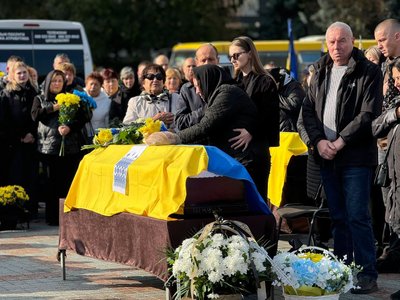 З військовими Дмитром Шкуцем, Владиславом Алексєєвим та Сергієм Рєзніковим попрощалися у Рівному З військовими Дмитром Шкуцем, Владиславом Алексєєвим та Сергієм Рєзніковим попрощалися у Рівному