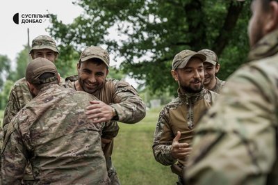 Відзнаки, шеврони та Glock. Тридцять бійців Азову отримали нагороди Відзнаки, шеврони та Glock. Тридцять бійців Азову отримали нагороди