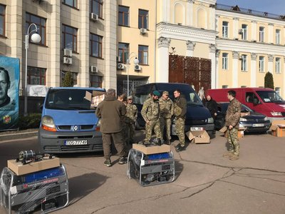 У Житомирі військовим передали дрони, генератори та автомобілі від благодійників У Житомирі військовим передали дрони, генератори та автомобілі від благодійників