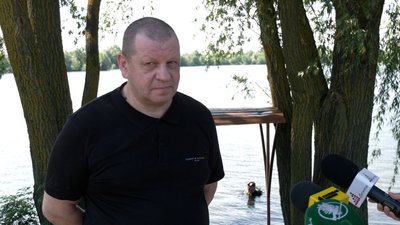 Начальник управління з питань надзвичайних ситуацій Чернігівської міської ради Володимир Хольченков розповідає, як сапери-водолази почали обстежувати водойми у Чернігові, де відпочивають містяни Начальник управління з питань надзвичайних ситуацій Чернігівської міської ради Володимир Хольченков розповідає, як сапери-водолази почали обстежувати водойми у Чернігові, де відпочивають містяни