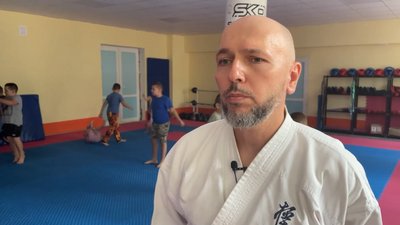 У селі на Чернігівщині за грантові кошти відкрили гурток з карате й запросили сім'ю переселенців, щоб був тренер У селі на Чернігівщині за грантові кошти відкрили гурток з карате й запросили сім'ю переселенців, щоб був тренер