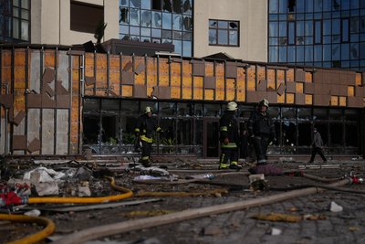 Рятувальник на місці влучання російського БпЛА у Київському районі Харкова, 2 квітня 2026 року Рятувальник на місці влучання російського БпЛА у Київському районі Харкова, 2 квітня 2026 року