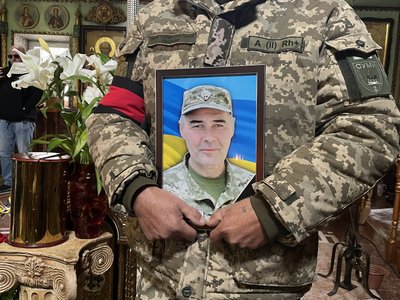 “Нехай ніхто не ховає своїх дітей”: у Сумах попрощалися з двома воїнами “Нехай ніхто не ховає своїх дітей”: у Сумах попрощалися з двома воїнами