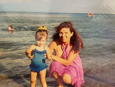2014 senesinde Qırımnı terk etken, amma USQne bağış içün onı resim yapmağa devam etken ressam Mariya Voronanıñ ikâyesi 2014 senesinde Qırımnı terk etken, amma USQne bağış içün onı resim yapmağa devam etken ressam Mariya Voronanıñ ikâyesi