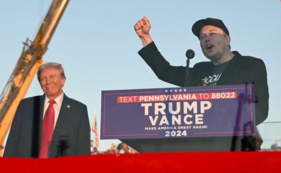 Ілон Маск (праворуч) виступає на сцені на підтримку експрезидента США та кандидата в президенти від Республіканської партії Дональда Трампа під час передвиборчого мітингу в Батлері, штат Пенсільванія, 5 жовтня 2024 року Ілон Маск (праворуч) виступає на сцені на підтримку експрезидента США та кандидата в президенти від Республіканської партії Дональда Трампа під час передвиборчого мітингу в Батлері, штат Пенсільванія, 5 жовтня 2024 року