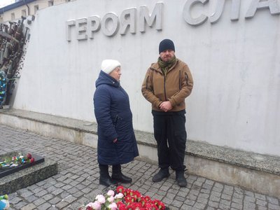 Священник ПЦУ Андрій Любунь зустрівся з родинами загиблих воїнів у Сумах Священник ПЦУ Андрій Любунь зустрівся з родинами загиблих воїнів у Сумах