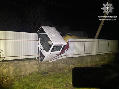 Водій вантажівки з нечистотами в Рівному в'їхав в електроопору та паркан. Він був у стані наркотичного сп'яніння Водій вантажівки з нечистотами в Рівному в'їхав в електроопору та паркан. Він був у стані наркотичного сп'яніння