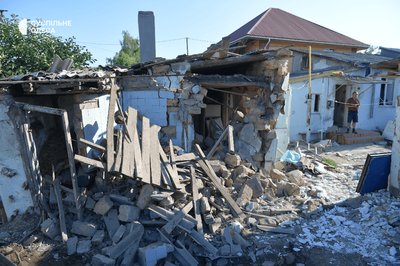 "Прилетіло прям у двір": мешканці пошкоджених будинків розповіли про наслідки нічної дронової атаки РФ