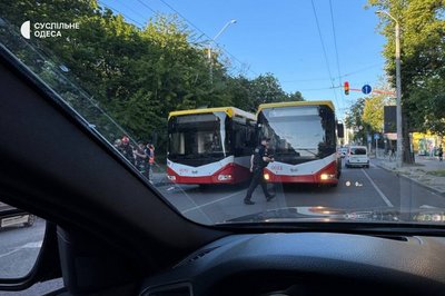 В Одесі дитина потрапила під колеса тролейбуса В Одесі дитина потрапила під колеса тролейбуса