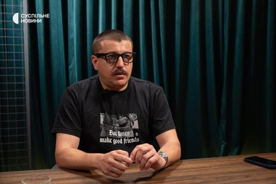 Капітан Збройних сил України, експерт директорату політик закупівель Міноборони Роман Сініцин під час інтервʼю Суспільному, Київ, 29 липня 2026 року Капітан Збройних сил України, експерт директорату політик закупівель Міноборони Роман Сініцин під час інтервʼю Суспільному, Київ, 29 липня 2026 року