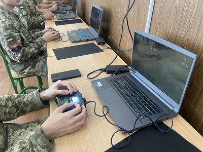 Спочатку старшокласники опановують симулятор керування дроном, а потім практикуються зі справжньою технікою, вересень 2026 року, Хмельницький Спочатку старшокласники опановують симулятор керування дроном, а потім практикуються зі справжньою технікою, вересень 2026 року, Хмельницький