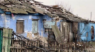 Немає вцілілих будівель: як живуть люди в зруйнованому селищі на Миколаївщині Немає вцілілих будівель: як живуть люди в зруйнованому селищі на Миколаївщині