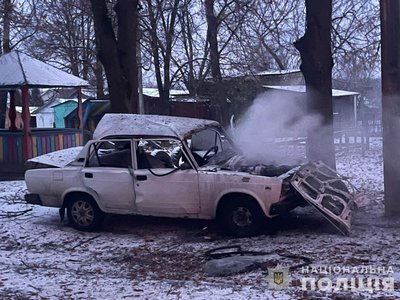 Російські дрони атакували авто поліції на Сумщині Російські дрони атакували авто поліції на Сумщині