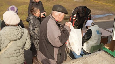У Сумах волонтери роздавали горячі обіди усім охочим У Сумах волонтери роздавали горячі обіди усім охочим