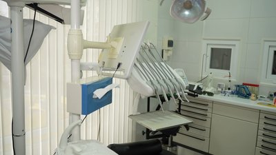 Подружжя з Хмельницького обладнали стоматологію для військових