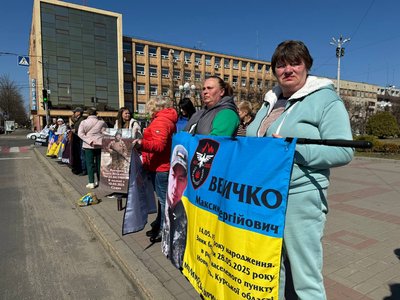 "Між небом і землею, але є надія": у Черкасах відбулася акція на підтримку зниклих та полонених "Між небом і землею, але є надія": у Черкасах відбулася акція на підтримку зниклих та полонених