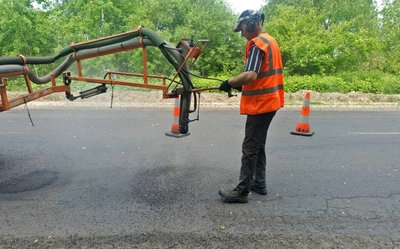 На шести ділянках автодоріг на Волині триває поточний "ямковий" ремонт На шести ділянках автодоріг на Волині триває поточний "ямковий" ремонт