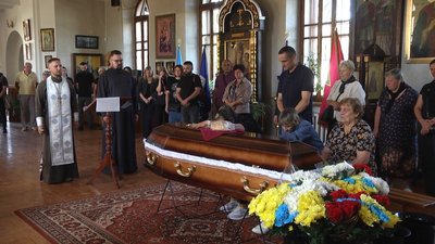 Повернувся з війни в закритій домовині: у Хмельницькому попрощалися зі штурмовиком Вадимом Шушварем Повернувся з війни в закритій домовині: у Хмельницькому попрощалися зі штурмовиком Вадимом Шушварем