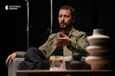 Режисер документальних фільмів "2000 метрів до Андріївки" та "20 днів у Маріуполі", воєнний репортер Мстислав Чернов під час інтервʼю Суспільному, Київ, 28 серпня 2025 року Режисер документальних фільмів "2000 метрів до Андріївки" та "20 днів у Маріуполі", воєнний репортер Мстислав Чернов під час інтервʼю Суспільному, Київ, 28 серпня 2025 року