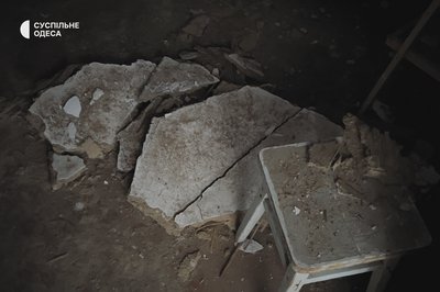 Вижили після влучання уламків "шахеда" в їхній будинок: родина з Одещини залишилась без даху над головою Вижили після влучання уламків "шахеда" в їхній будинок: родина з Одещини залишилась без даху над головою