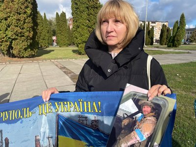 “Живемо від обміну до обміну”: родини оборонців Маріуполя з Кролевця влаштовують акції в підтримку полонених “Живемо від обміну до обміну”: родини оборонців Маріуполя з Кролевця влаштовують акції в підтримку полонених