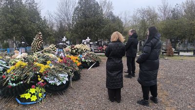 "Лежали, тримаючись за руки". Батьки загиблих через ракетний удар по Кривому Рогу підлітків щодня приходять на цвинтар "Лежали, тримаючись за руки". Батьки загиблих через ракетний удар по Кривому Рогу підлітків щодня приходять на цвинтар