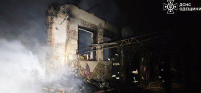 Руйнування й пошкодження будинків та пожежі: наслідки нічної атаки БпЛА на Одещину Руйнування й пошкодження будинків та пожежі: наслідки нічної атаки БпЛА на Одещину