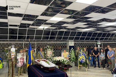 У Києві прощаються з загиблим на війні актором і телеведучим Максимом Неліпою У Києві прощаються з загиблим на війні актором і телеведучим Максимом Неліпою