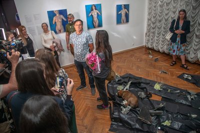 "Нам треба достукатися до міжнародної аудиторії". У Дніпрі відкрили мистецьку виставку "Зліпок часу" "Нам треба достукатися до міжнародної аудиторії". У Дніпрі відкрили мистецьку виставку "Зліпок часу"