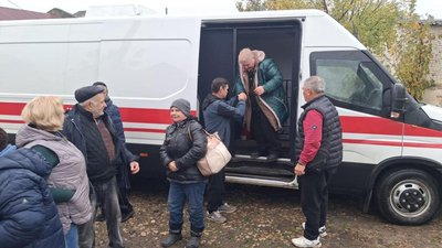На Херсонщині військові та волонтери евакуювали з Берислава 15 людей На Херсонщині військові та волонтери евакуювали з Берислава 15 людей