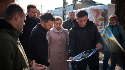 "Приїхав підтримати людей": Президент Зеленський з робочою поїздкою відвідав Ягідне на Чернігівщині "Приїхав підтримати людей": Президент Зеленський з робочою поїздкою відвідав Ягідне на Чернігівщині