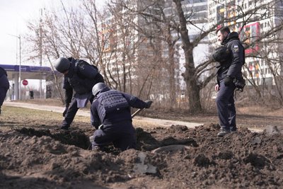 Поліція працює на місці влучання БпЛА у Харкові Поліція працює на місці влучання БпЛА у Харкові