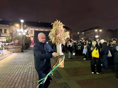 Освячення різдвяної шопки у Тернополі, встановлення дідуха, Тернопіль,12 грудня 2025 року Освячення різдвяної шопки у Тернополі, встановлення дідуха, Тернопіль,12 грудня 2025 року