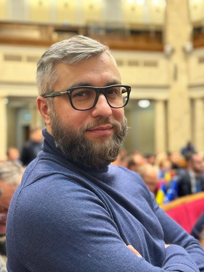 Народний депутат Дмитро Микиша у залі Верховної Ради Народний депутат Дмитро Микиша у залі Верховної Ради