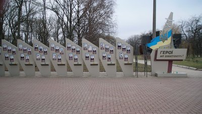 "Перемогли нацизм — Переможемо рашизм". На Фортечних валах у Кропивницькому замість радянських написів з'явилися нові "Перемогли нацизм — Переможемо рашизм". На Фортечних валах у Кропивницькому замість радянських написів з'явилися нові