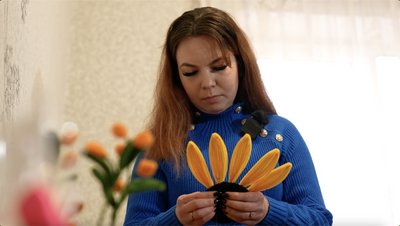 "Буде стояти і радувати око кожен день": черкащанка створює "вічні" квіти із синельного дроту