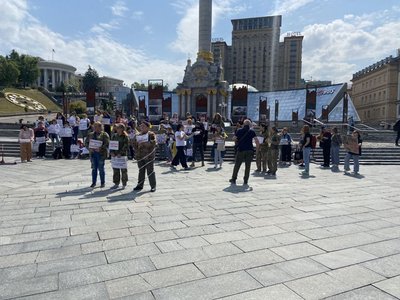 Терміни служби і демобілізація: у центрі Києва мітингували родичі військових Терміни служби і демобілізація: у центрі Києва мітингували родичі військових