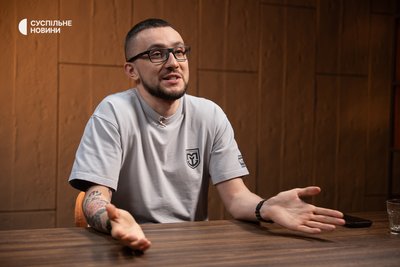 Радник міністра оборони, волонтер та засновник благодійного фонду Сергій Стерненко під час інтервʼю Суспільному, Київ, 7 липня 2026 року Радник міністра оборони, волонтер та засновник благодійного фонду Сергій Стерненко під час інтервʼю Суспільному, Київ, 7 липня 2026 року