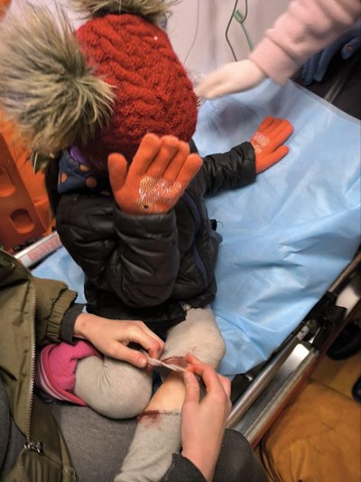 У Рівному чоловік кинув гранату на дитмайданчик. Є травмовані, серед них — дитина У Рівному чоловік кинув гранату на дитмайданчик. Є травмовані, серед них — дитина
