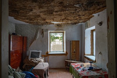 Стеля падає, а у стінах дірки: 69-річна жінка живе у зруйнованій оселі у Білій Криниці на Херсонщині Стеля падає, а у стінах дірки: 69-річна жінка живе у зруйнованій оселі у Білій Криниці на Херсонщині