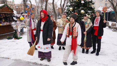 "Важливо підтримувати дух наших людей": у центрі Кропивницького меланкували та щедрували "Важливо підтримувати дух наших людей": у центрі Кропивницького меланкували та щедрували