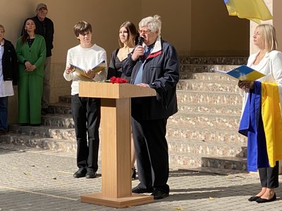 В Одеському ліцеї №89 встановили пам'ятну дошку загиблому військовому Віталію Синенку, який загинув під Бахмутом
