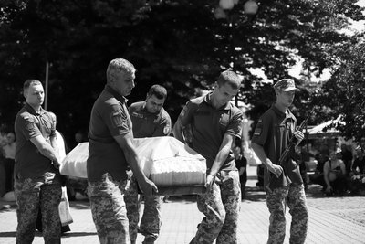 У Мукачеві попрощалися із полеглим захисником Іваном Чорним У Мукачеві попрощалися із полеглим захисником Іваном Чорним